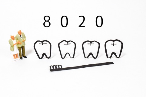 60代からの歯列矯正は遅くない！人生100年時代に向けて口元の健康を